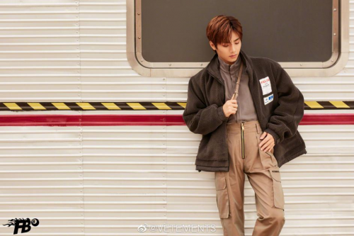 VETEMENTS工装裤成为最新潮流?众多明星已收入囊中