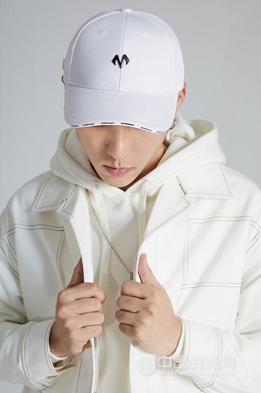 什么脸型合适戴棒球帽 男生戴这几个颜色棒球帽很好看