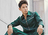 钱泳辰春日写真曝光 墨绿运动装个性十足