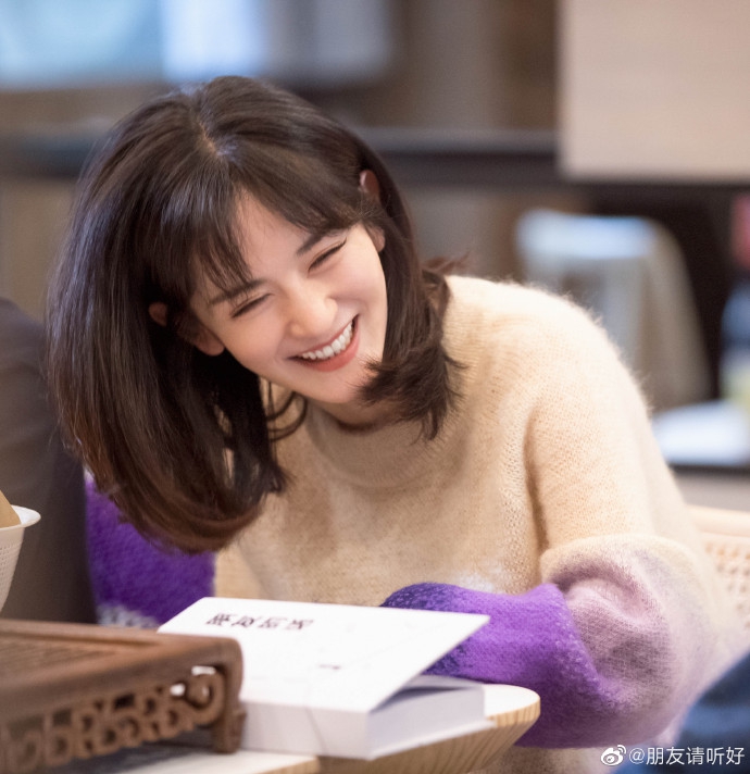 谢娜穿渐变紫色毛衣少女感十足 气质状态佳