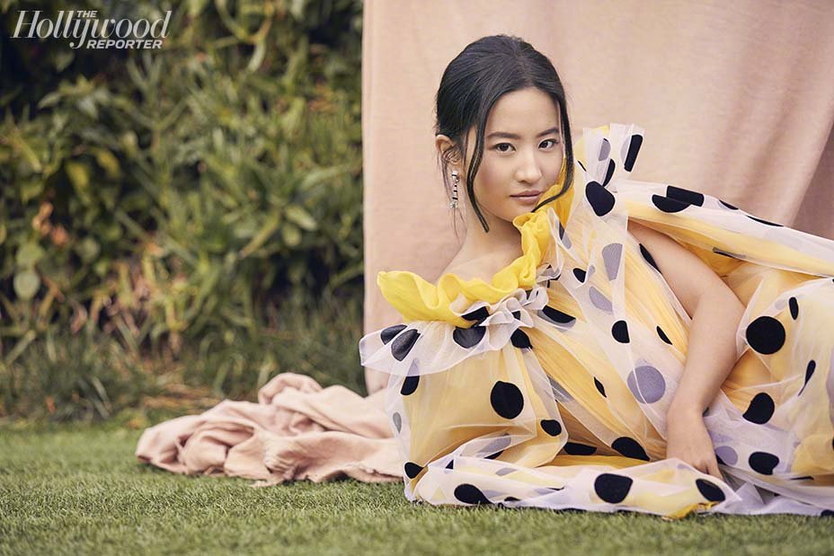 刘亦菲与花木兰导演登《好莱坞报道者》封面