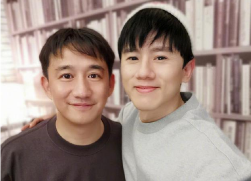 张杰晒与黄磊搭肩合影感情深 皮肤光滑抢镜状态好