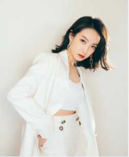 宋茜白色西装攻气十足 干练知性特有范