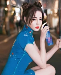 迪丽热巴旗袍造型俏皮惊艳