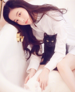 刘亦菲萌宠写真曝光 慵懒舒适尽显温柔少女气质