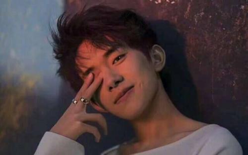 《朋友请听好》易烊千玺切菜大秀刀工 何炅谢娜听主题曲感动泪奔