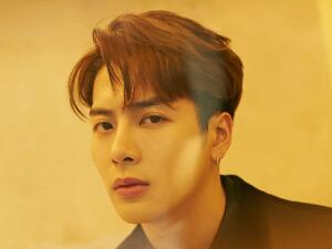 王嘉尔晒搞怪视频帅气不减 自称是最大最甜的草莓