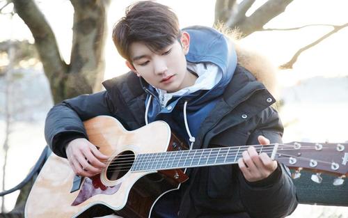 王源开季封面演绎怀旧复古风 多组造型彰显时尚格调