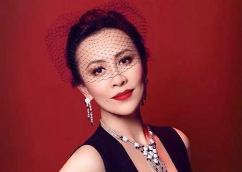 刘嘉玲与好友爬山锻炼 面色红润气色超好