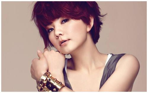 Ella晒儿子与狗狗玩耍画风逗趣 劲宝顶西瓜头卖萌