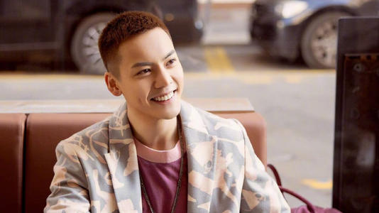 陈伟霆宅家晒日常，打扮得休闲低调，不料被自己家的海景房抢镜