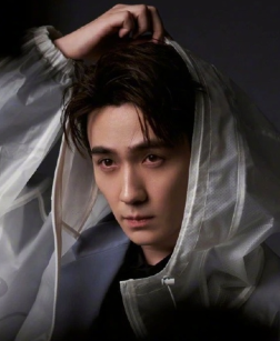 朱一龙《ELLE》写真拍摄花絮 眉眼温柔令人沉醉