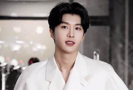 范丞丞陪美女逛街？工作室否认恋情：不实消息