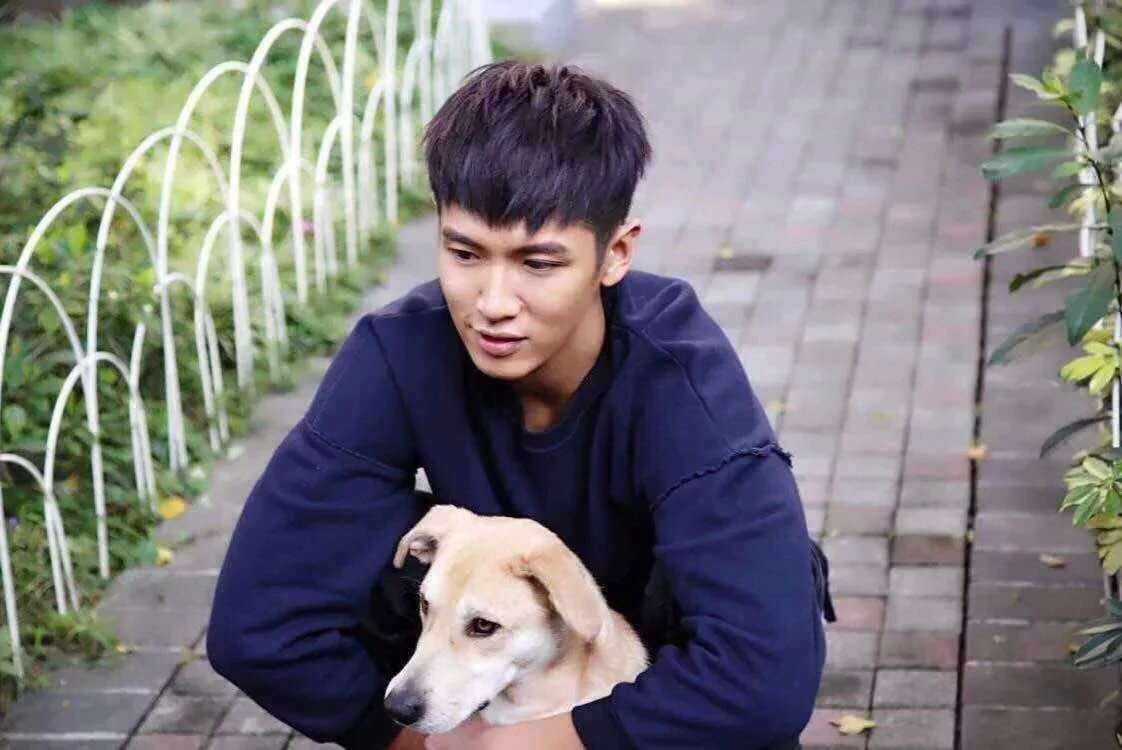 柯震东开直播被疑整容 网友残忍评论：变老而已