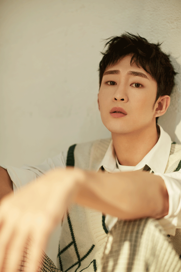 宋文作生日写真上线 学院风活力十足