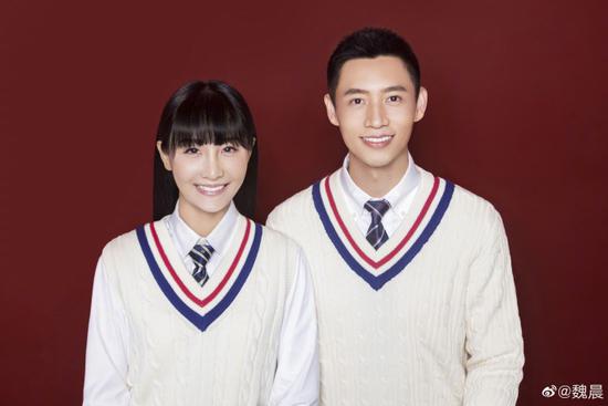 恭喜！魏晨520晒甜蜜合照与结婚证宣布与女友结婚