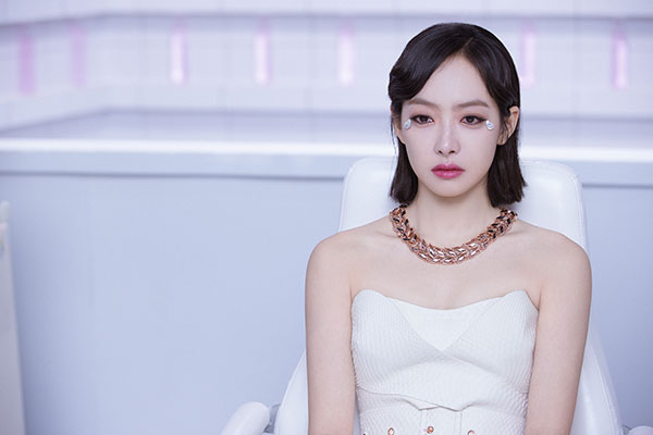 宋茜新歌《怀念》MV公开 化身未来机器人演绎时空恋歌