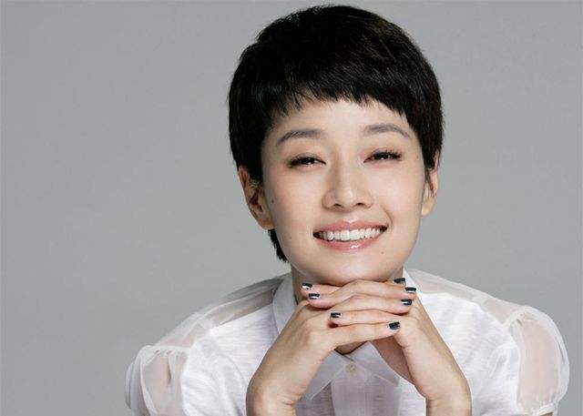 新恋情？马伊琍与神秘男子约会摸头捧脸互动亲密