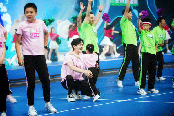 经超携女儿年糕亮相湖南卫视六一晚会 父女互动成全场最暖焦点