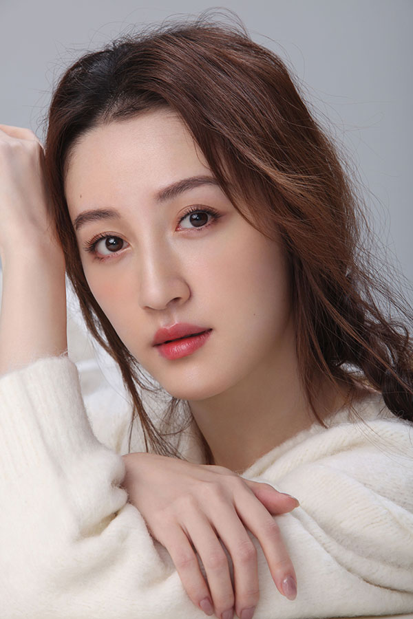 杨懿最新写真曝光 笑容温婉俏皮眼神清澈灵动