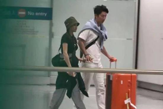 女友的赌王父亲离世 窦骁被拍到与女助理勾肩搭背