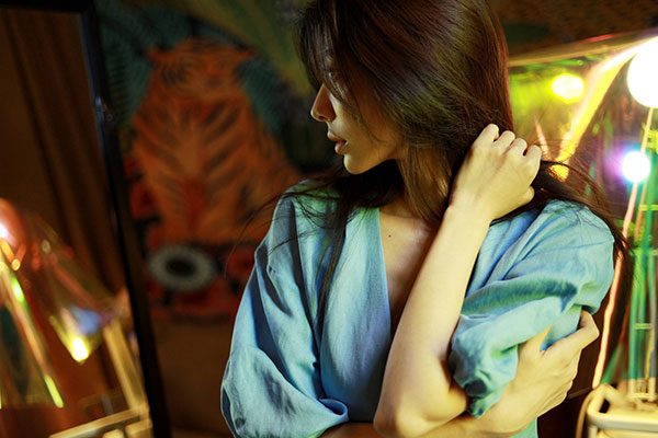 童苡萱生日化身“蓝精灵” 惊艳梦幻写真仙气十足