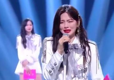 杨超越晒照安慰哭泣的张大大 调侃他像悲伤蛙