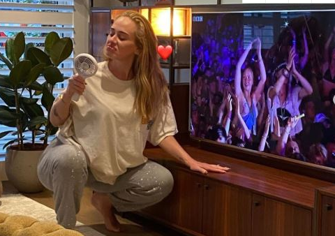 阿黛尔与绯闻男友互动 暗示最近联系密切