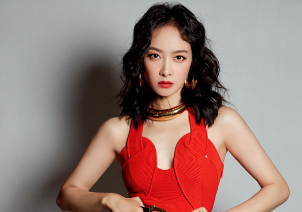 宋茜担任创3总决赛主持人 红裙美人slay全场圆满收官