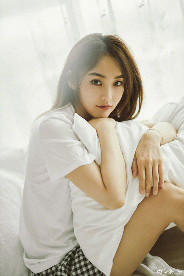 素颜出街显超好气色？ 张佳宁贴心分享夏日妆靓小“心机”