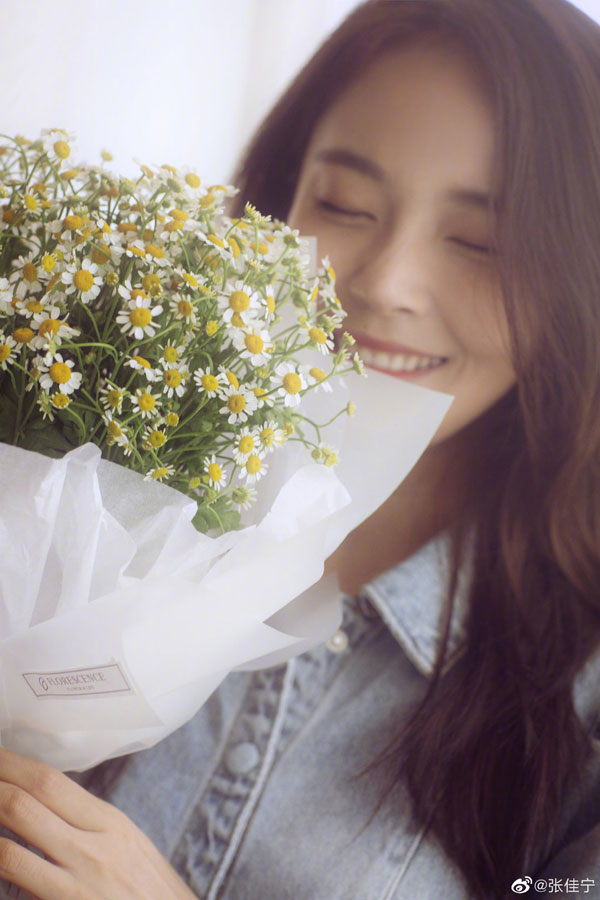 张佳宁晒氧系写真 笑容迷人气质清新