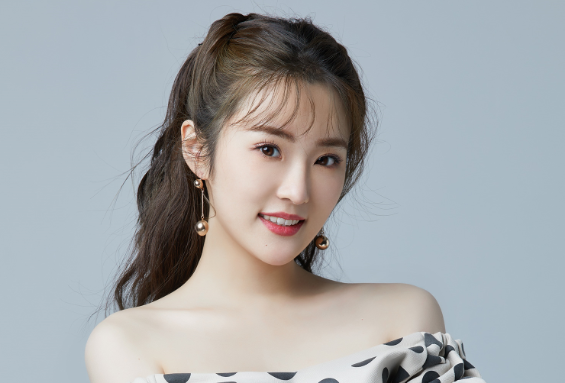 全能少女张可盈甜蜜写真曝光 俏皮比心尽显灵动