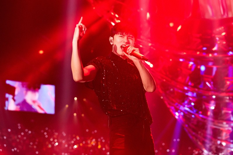 穿越星空蓝海 听华语LIVE王张杰在TME live超现场唱响我们的歌