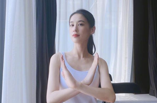 黄圣依拍戏受伤被道具砸到头部 手捂额头血迹明显