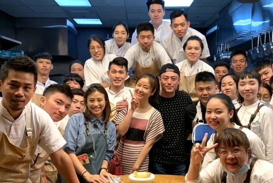 霍建华夫妇庆结婚4周年 林心如娇羞捂脸紧贴老公