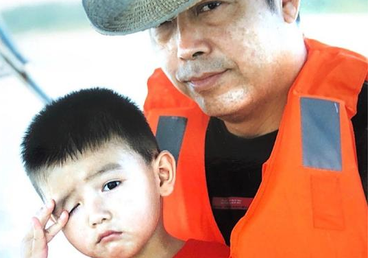 陈飞宇晒童年照为陈凯歌庆生 嘟嘴揉眼呆萌可爱