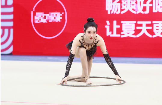 陈小纭晒手臂淤青照感慨要努力 与张艺凡同框养眼