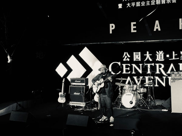   船长刘锦泽携《十点半的地铁》现身重庆成熟低嗓引爆现场观众