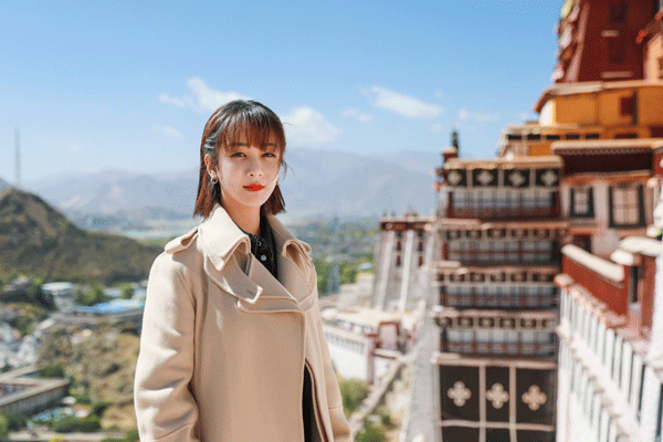 杨紫现身拉萨布达拉宫 风衣“游客照”生图也能打