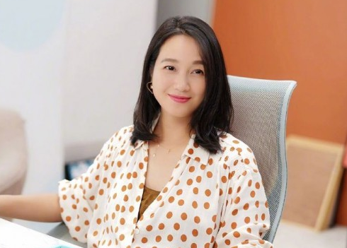 39岁高龄二胎妈妈朱丹挺大孕肚仍直播、主持综艺，从不喊累，原来早给自己准备了神器