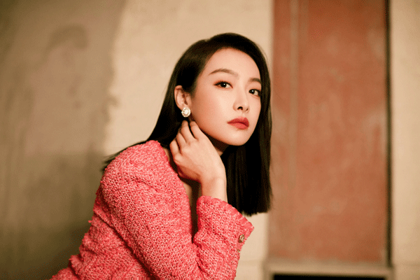 宋茜慕斯玫瑰造型亮相时尚活动 初冬的一抹明艳亮色