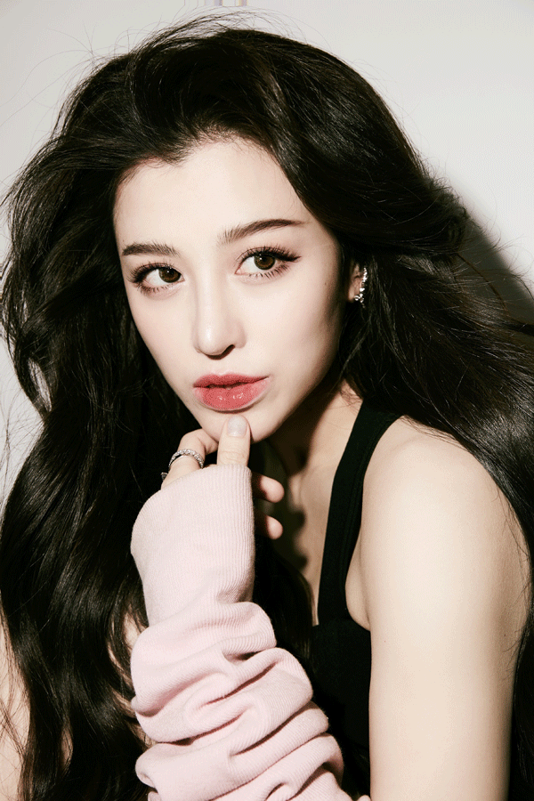 葛天港风大片曝光  性感灵动尽显别样韵味