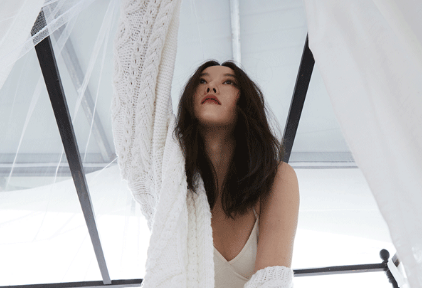  石闻泳装质感大片，长发迷人韵味十足