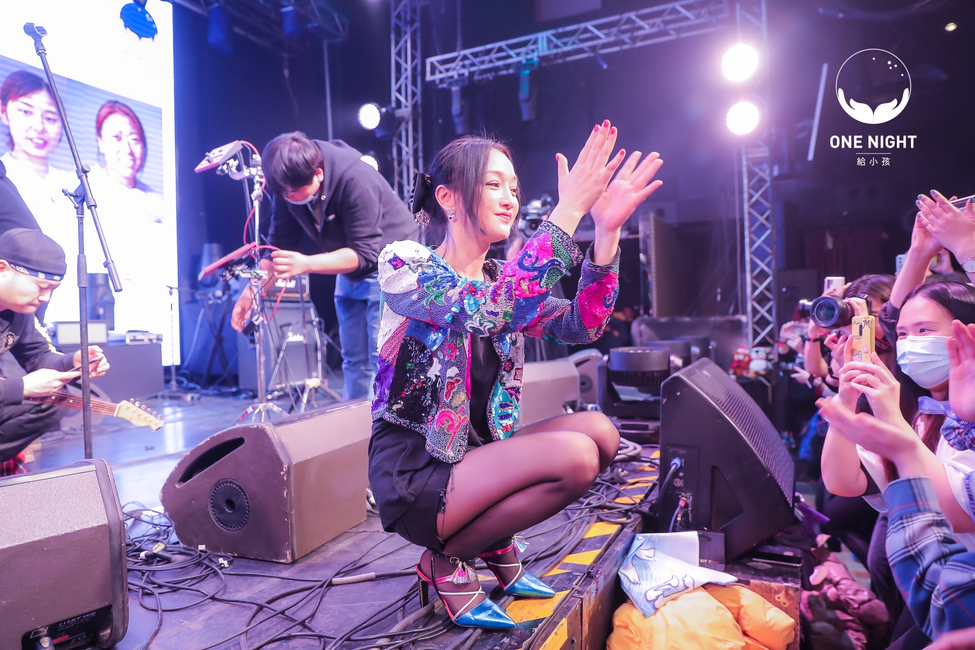周迅“ONE NIGHT给小孩”公益live开唱 用音乐传达爱与陪伴