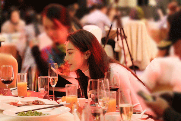 葛天出席某慈善晚宴  一袭白衣大秀好身材