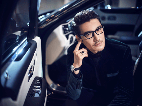 胡兵出席颁奖礼临场“解题” 第五空间舱“兑现”劳斯莱斯