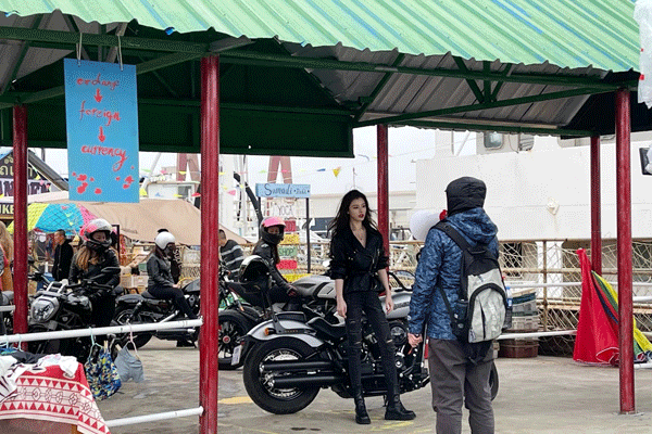 葛天帅气机车女造型曝光  身材比例优越长腿吸睛