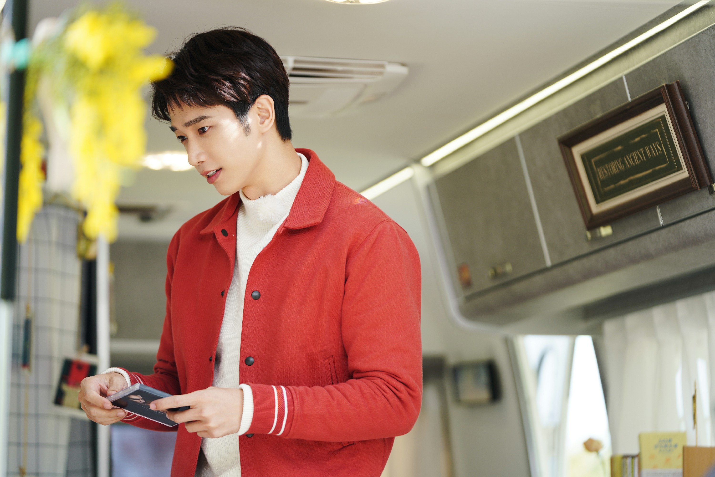 “酒窝暖男”刘以豪搭档秦岚浪漫撒糖 暖男特质在线被认证