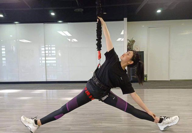 乘风破浪的姐姐2今日开播 陈妍希红唇高马尾甜笑动人