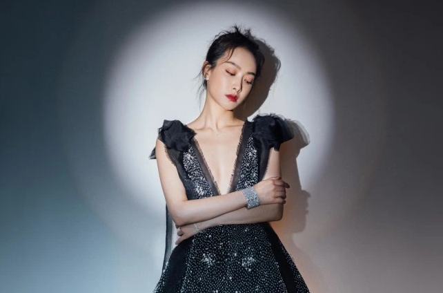 宋茜盛典穿长裙走路带风 实力演绎“从你的全世界路过”